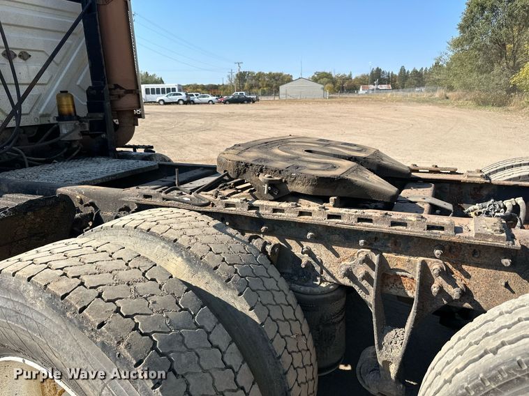 image for item LR9522 2004 International  8600 semi truck