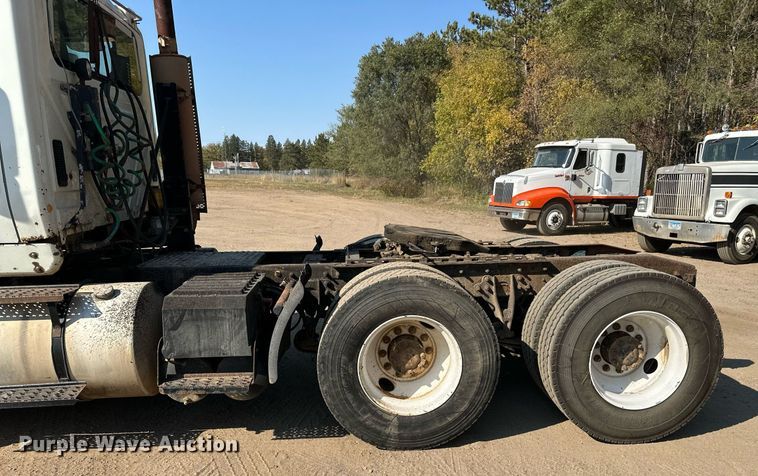 image for item LR9522 2004 International  8600 semi truck