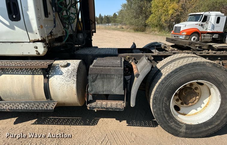image for item LR9522 2004 International  8600 semi truck