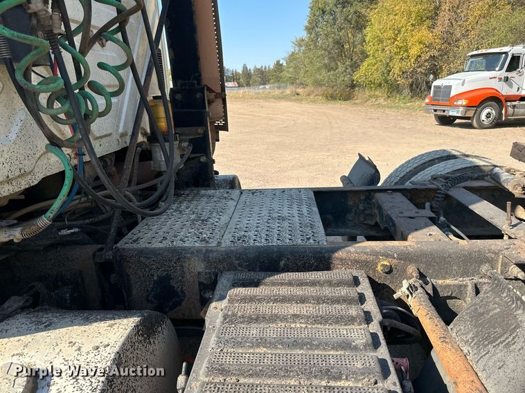 image for item LR9522 2004 International  8600 semi truck