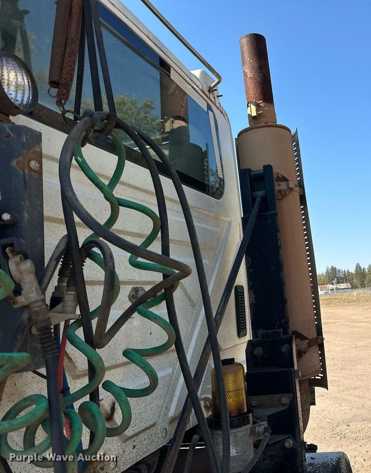 image for item LR9522 2004 International  8600 semi truck