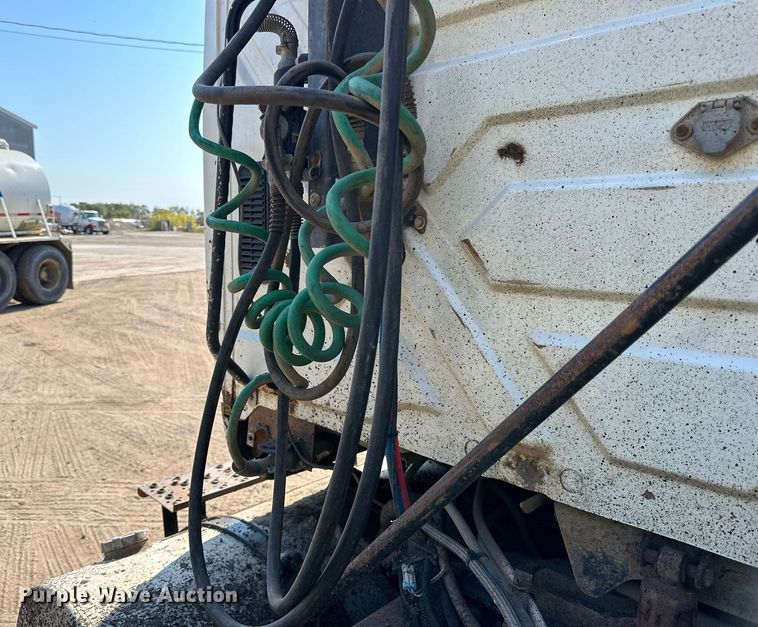 image for item LR9522 2004 International  8600 semi truck