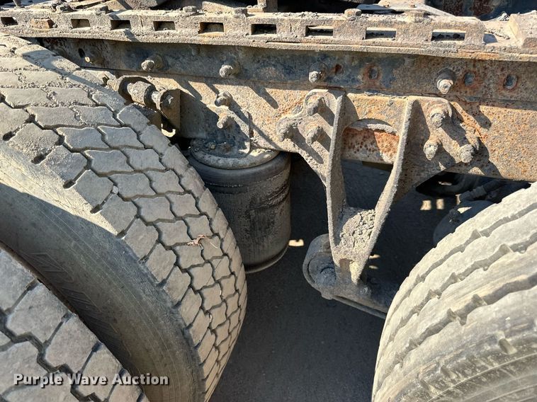image for item LR9522 2004 International  8600 semi truck