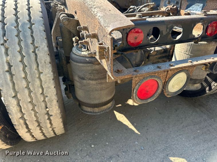 image for item LR9522 2004 International  8600 semi truck