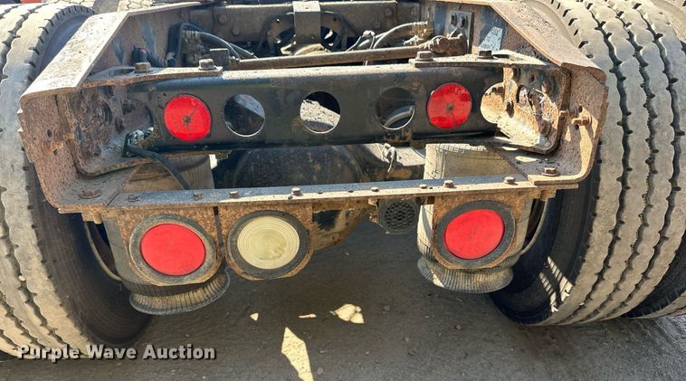 image for item LR9522 2004 International  8600 semi truck