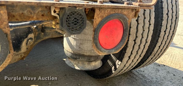 image for item LR9522 2004 International  8600 semi truck