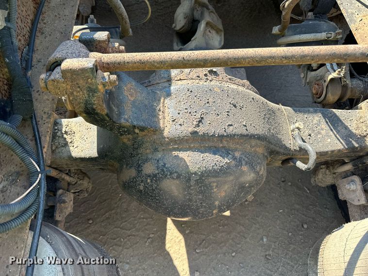 image for item LR9522 2004 International  8600 semi truck