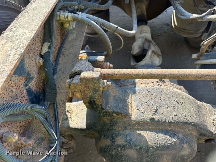 image for item LR9522 2004 International  8600 semi truck