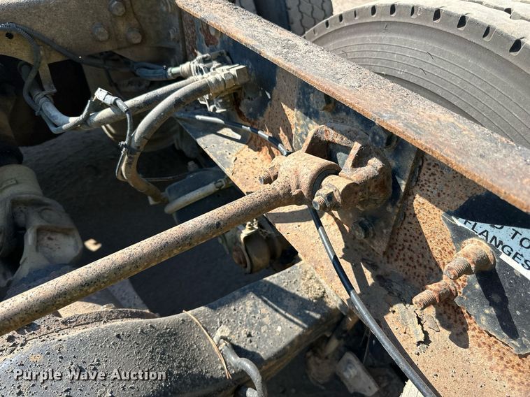 image for item LR9522 2004 International  8600 semi truck
