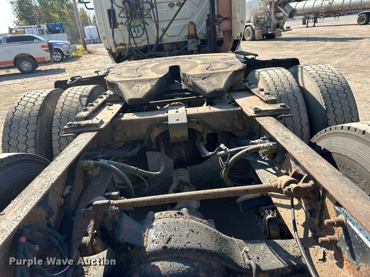 image for item LR9522 2004 International  8600 semi truck
