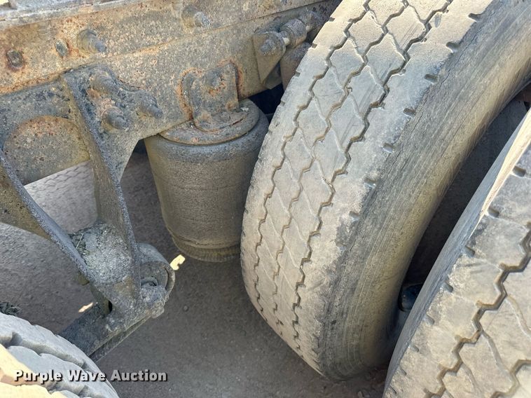 image for item LR9522 2004 International  8600 semi truck
