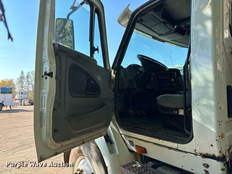 image for item LR9522 2004 International  8600 semi truck
