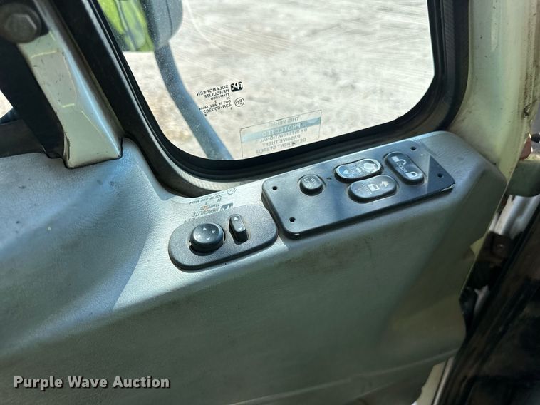 image for item LR9522 2004 International  8600 semi truck