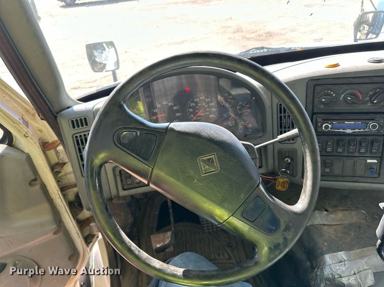 image for item LR9522 2004 International  8600 semi truck