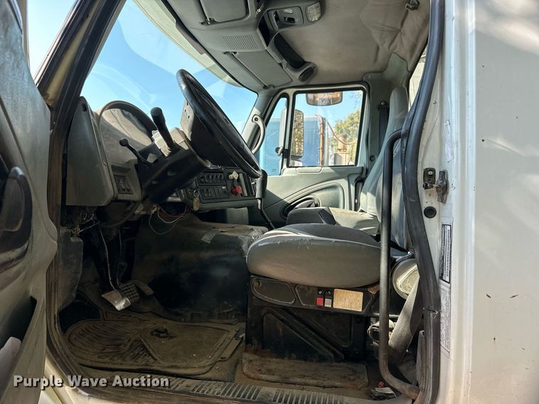 image for item LR9522 2004 International  8600 semi truck