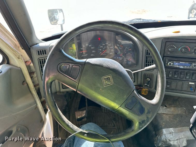 image for item LR9522 2004 International  8600 semi truck