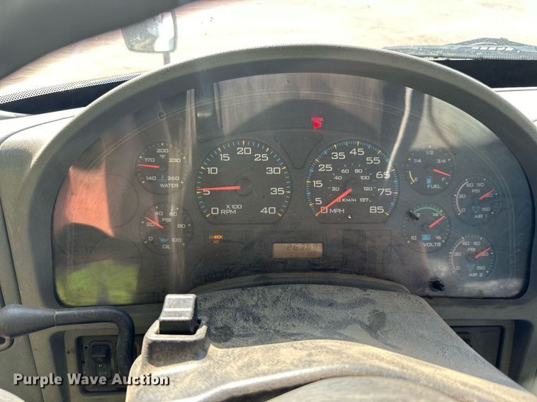 image for item LR9522 2004 International  8600 semi truck