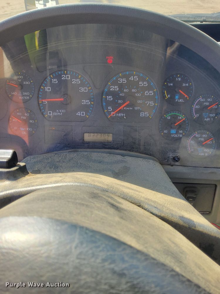 image for item LR9522 2004 International  8600 semi truck