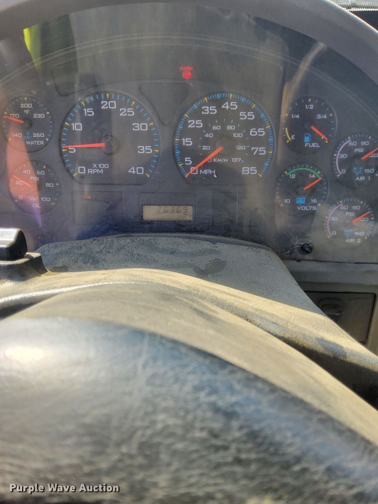 image for item LR9522 2004 International  8600 semi truck