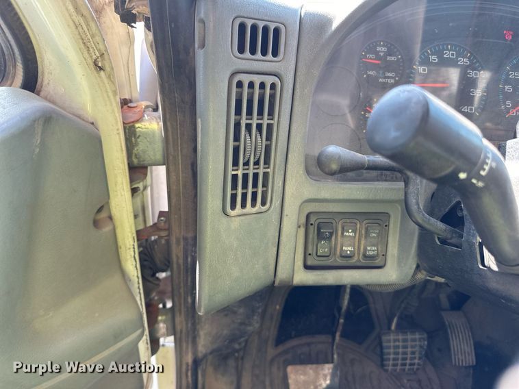 image for item LR9522 2004 International  8600 semi truck