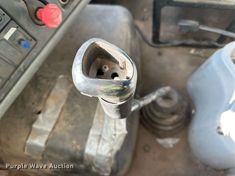 image for item LR9522 2004 International  8600 semi truck