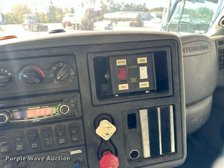 image for item LR9522 2004 International  8600 semi truck