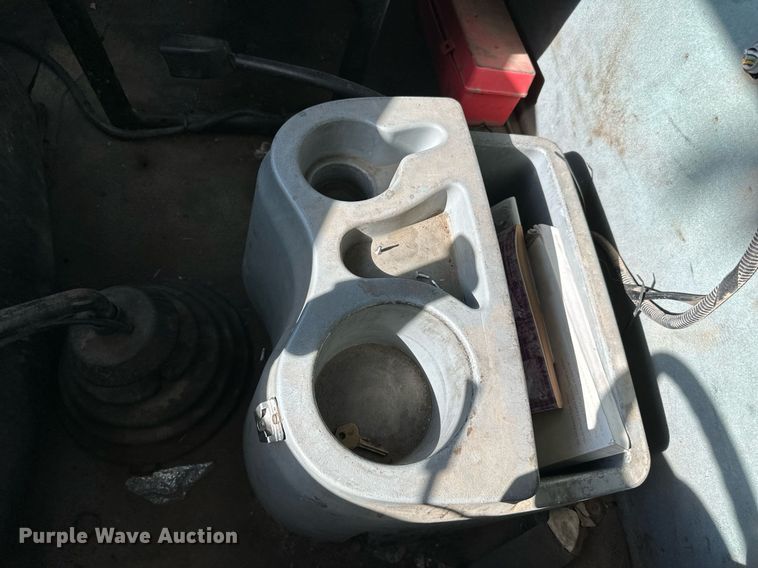 image for item LR9522 2004 International  8600 semi truck