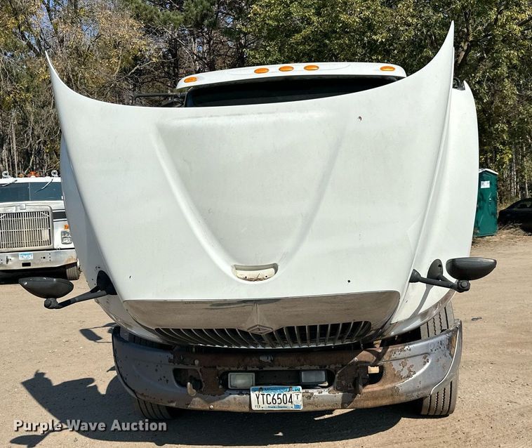 image for item LR9522 2004 International  8600 semi truck