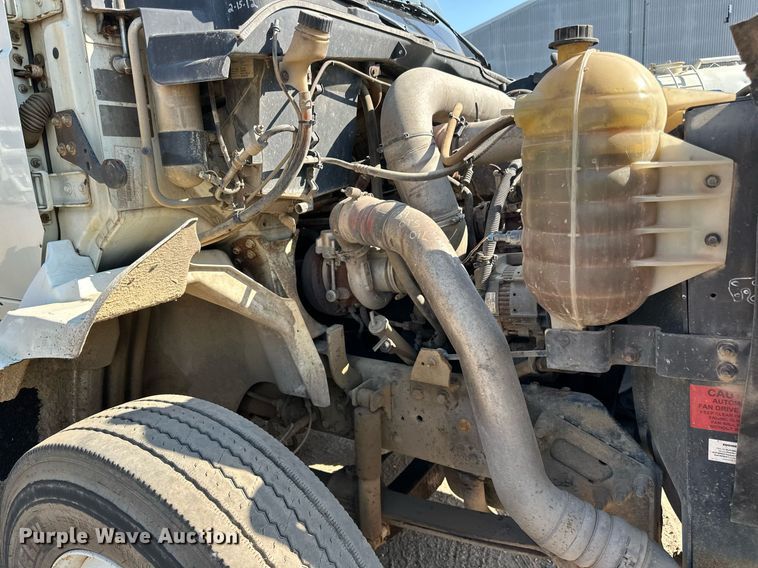 image for item LR9522 2004 International  8600 semi truck