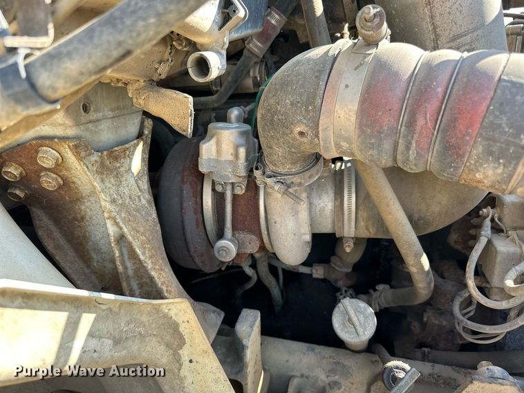 image for item LR9522 2004 International  8600 semi truck