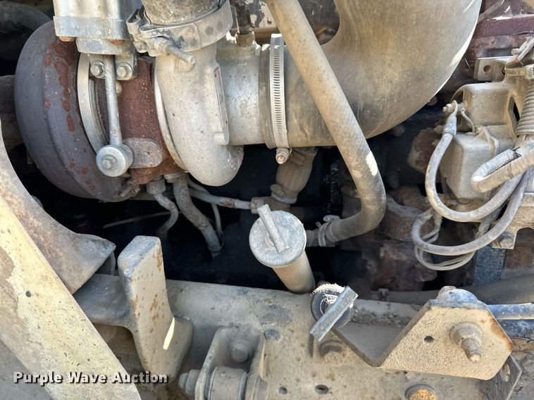 image for item LR9522 2004 International  8600 semi truck