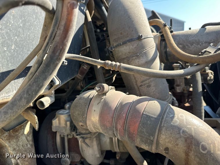 image for item LR9522 2004 International  8600 semi truck