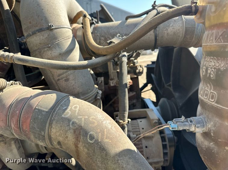 image for item LR9522 2004 International  8600 semi truck