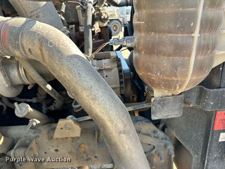 image for item LR9522 2004 International  8600 semi truck