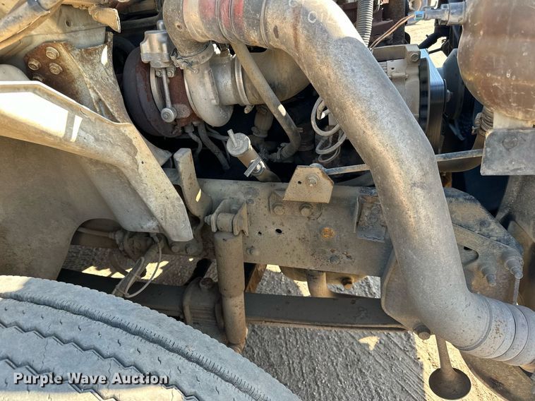 image for item LR9522 2004 International  8600 semi truck