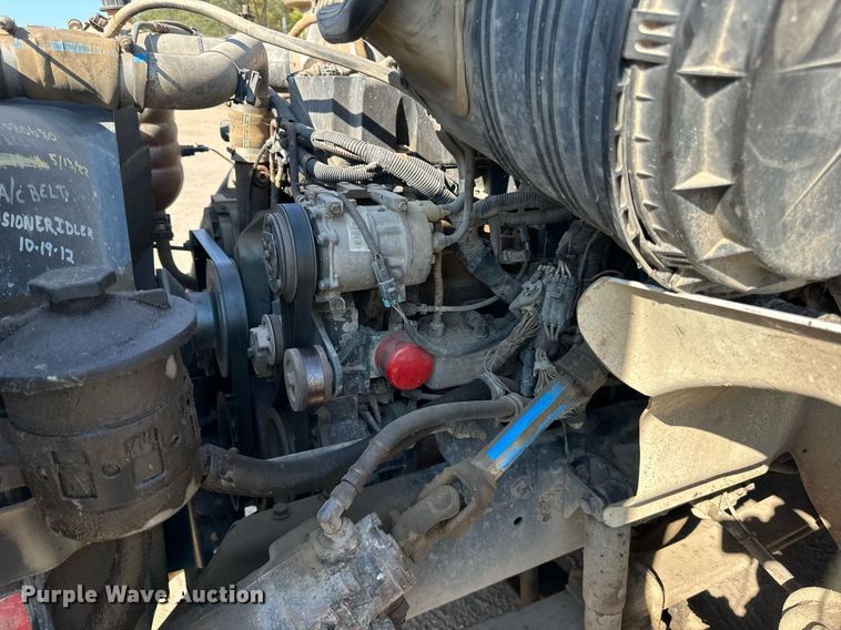 image for item LR9522 2004 International  8600 semi truck