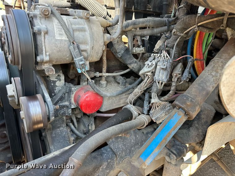 image for item LR9522 2004 International  8600 semi truck