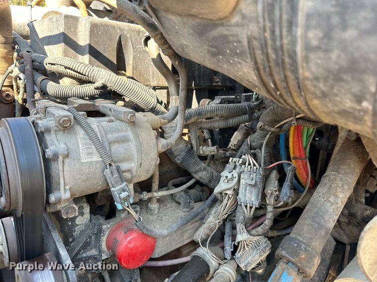 image for item LR9522 2004 International  8600 semi truck