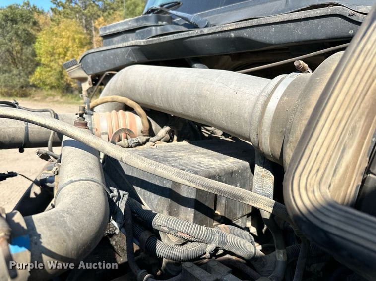 image for item LR9522 2004 International  8600 semi truck