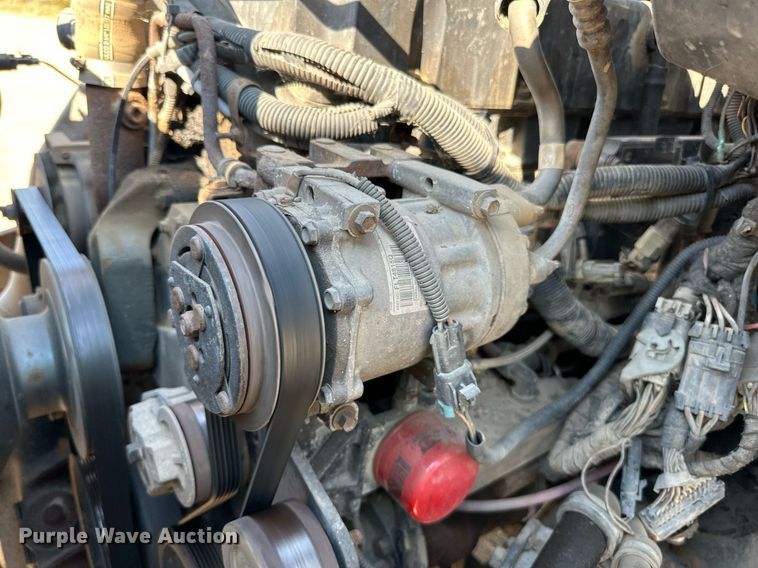 image for item LR9522 2004 International  8600 semi truck