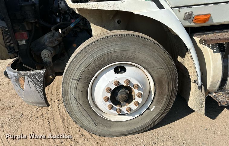 image for item LR9522 2004 International  8600 semi truck