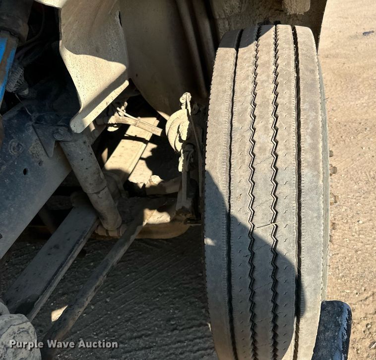 image for item LR9522 2004 International  8600 semi truck