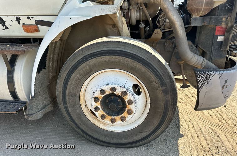image for item LR9522 2004 International  8600 semi truck