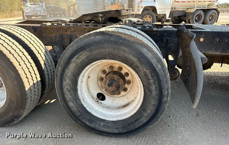 image for item LR9522 2004 International  8600 semi truck