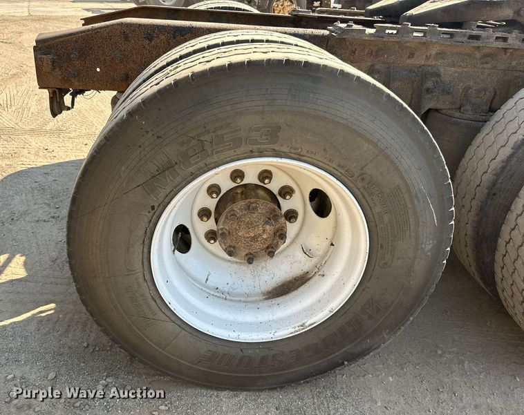 image for item LR9522 2004 International  8600 semi truck