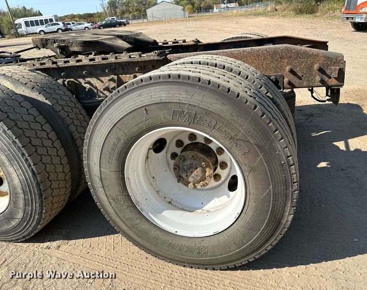 image for item LR9522 2004 International  8600 semi truck