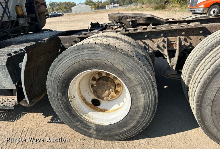 image for item LR9522 2004 International  8600 semi truck