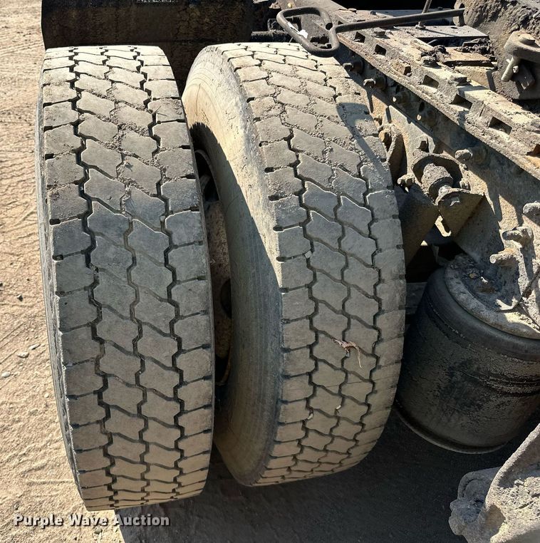 image for item LR9522 2004 International  8600 semi truck