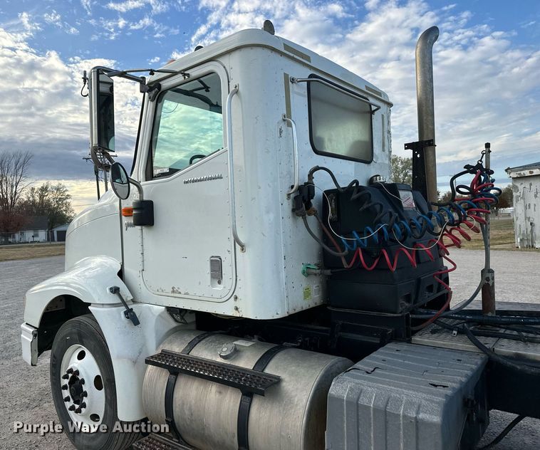 image for item MS9956 2003 International 9100i semi truck