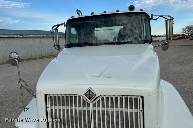 image for item MS9956 2003 International 9100i semi truck